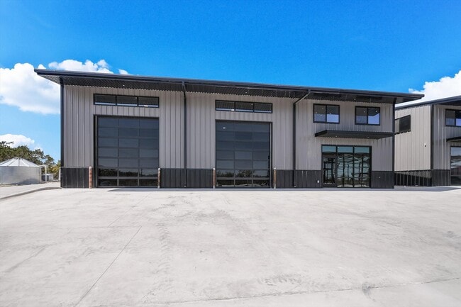 Plus de détails pour 451 Farrell Rd, Dripping Springs, TX - Local d'activités à louer