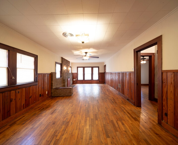 1013 N Locust St, Denton, TX for sale - Interior Photo - Image 3 of 13