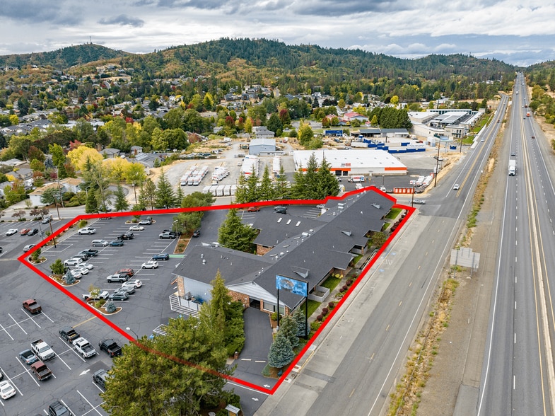 2166 NW Vine St, Grants Pass, OR à vendre - Photo du bâtiment - Image 3 de 147