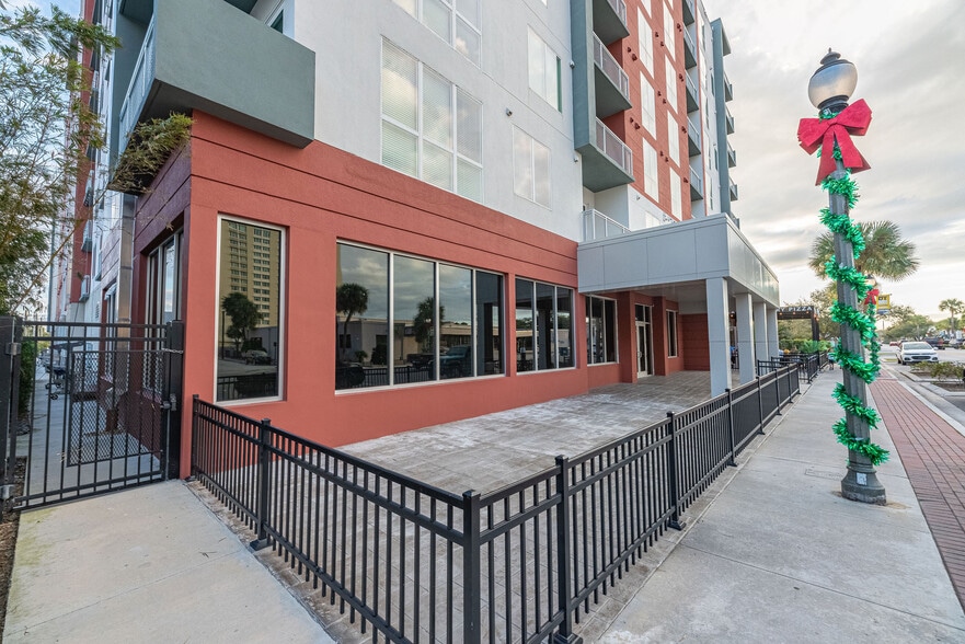 635 E New Haven Ave, Melbourne, FL à louer - Photo du bâtiment - Image 2 de 12