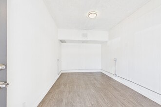 13615 Victory Blvd, Van Nuys, CA for lease Interior Photo- Image 2 of 2