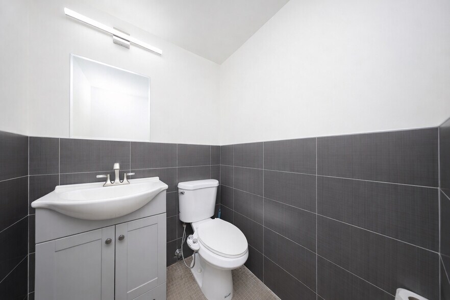2940 Richmond Ter, Staten Island, NY à vendre - Photo du bâtiment - Image 3 de 32