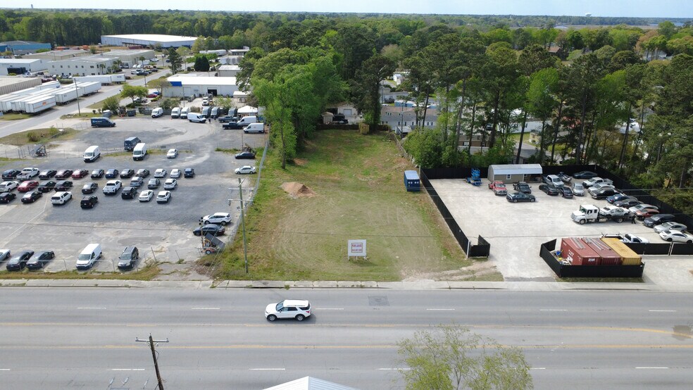 5865 N Rhett Ave, Hanahan, SC à louer - Photo du bâtiment - Image 2 de 5