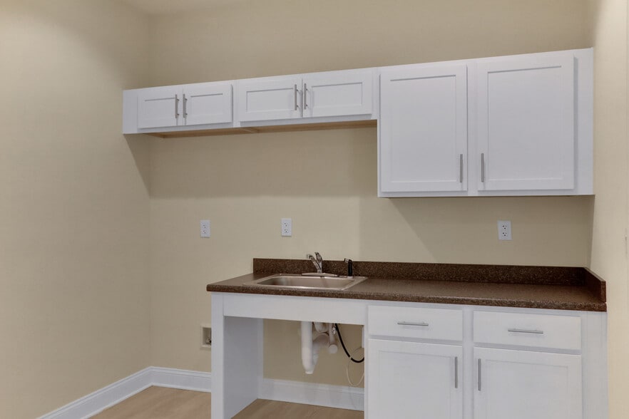 60 Roberts Village Ct, Fruit Cove, FL for lease - Interior Photo - Image 2 of 10