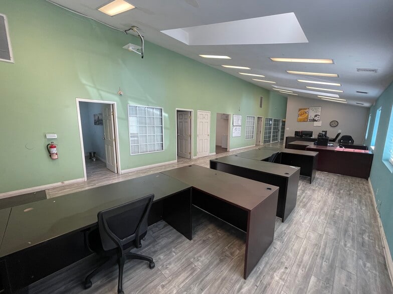8823 Fenwick St, Sunland, CA for lease - Interior Photo - Image 2 of 15