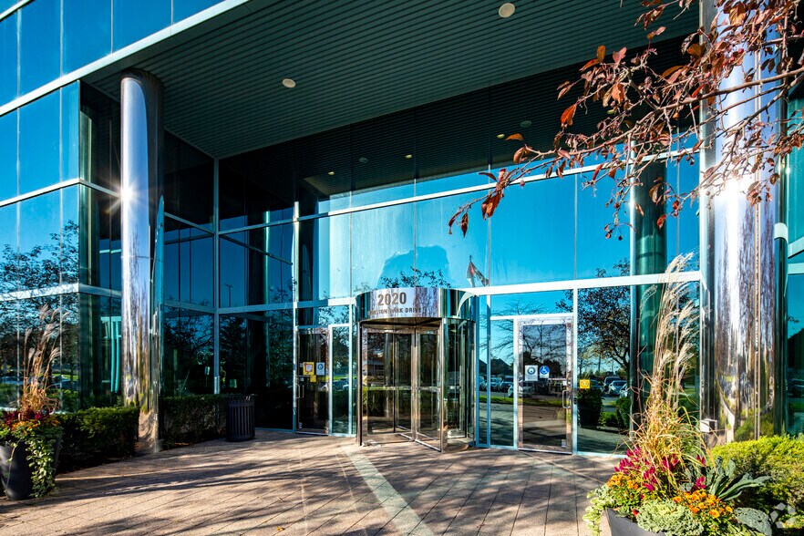 2020 Winston Park Dr, Oakville, ON à louer - Photo du bâtiment - Image 3 de 7