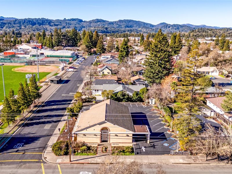1105 University St, Healdsburg, CA à vendre Photo principale- Image 1 de 37