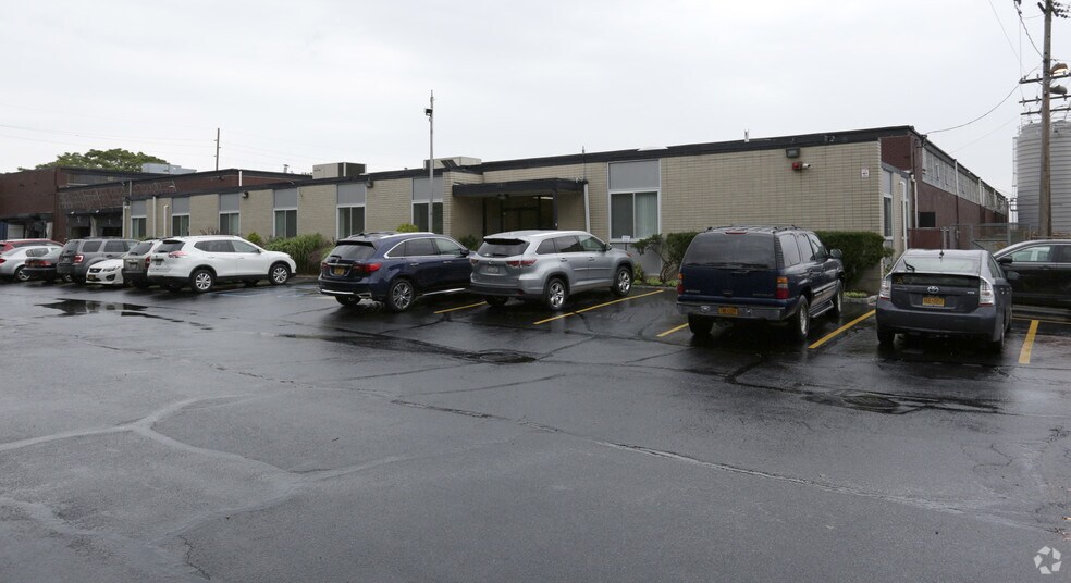 595 Broadhollow Rd, Farmingdale, NY à louer - Photo du bâtiment - Image 2 de 4