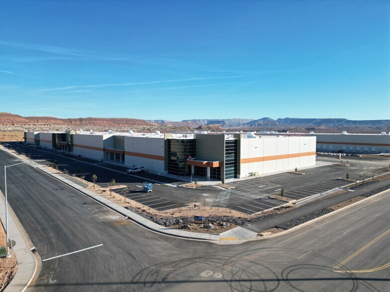 Southern Parkway, St George, UT à louer - Photo du bâtiment - Image 2 de 13