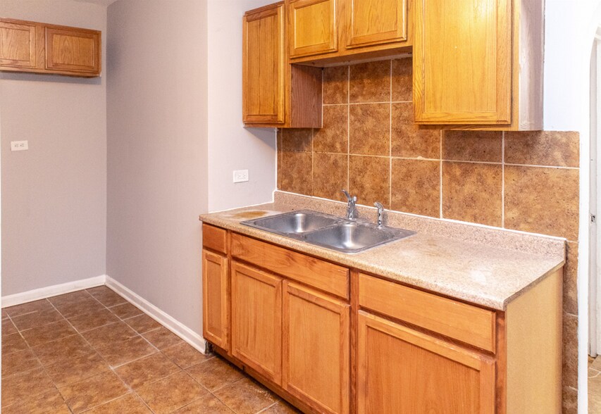 8557 S Bennett Ave, Chicago, IL à vendre - Photo du bâtiment - Image 2 de 5