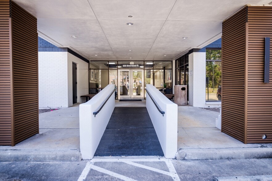 800 Riverwood Ct, Conroe, TX for lease - Building Photo - Image 3 of 9