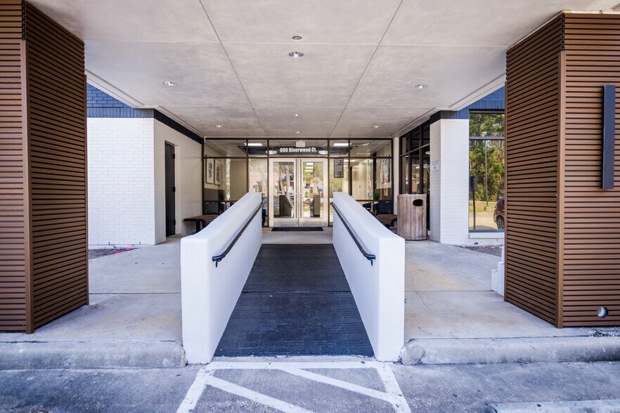 800 Riverwood Ct, Conroe, TX à louer - Photo du bâtiment - Image 3 de 9