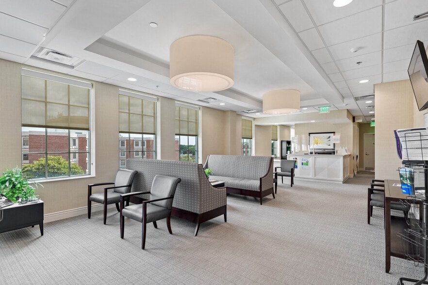 155 Kingsley Ln, Norfolk, VA for lease - Interior Photo - Image 2 of 5