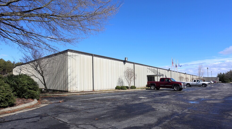 801 Fieldcrest Rd, Eden, NC for lease - Building Photo - Image 1 of 17