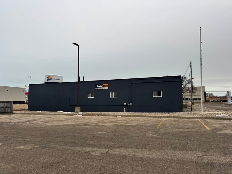 1656 Hilltop Rd, Saint Joseph, MI à vendre - Photo du bâtiment - Image 2 de 20