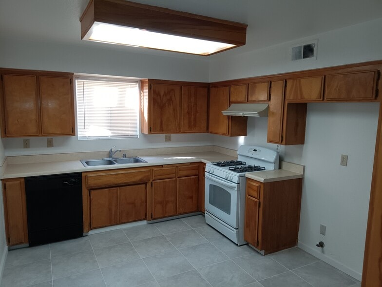 2126 O St, Bakersfield, CA for sale - Interior Photo - Image 2 of 5