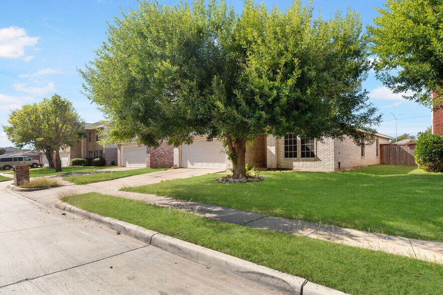 8704 Hunters Creek Dr, Fort Worth, TX à vendre - Photo du bâtiment - Image 3 de 3