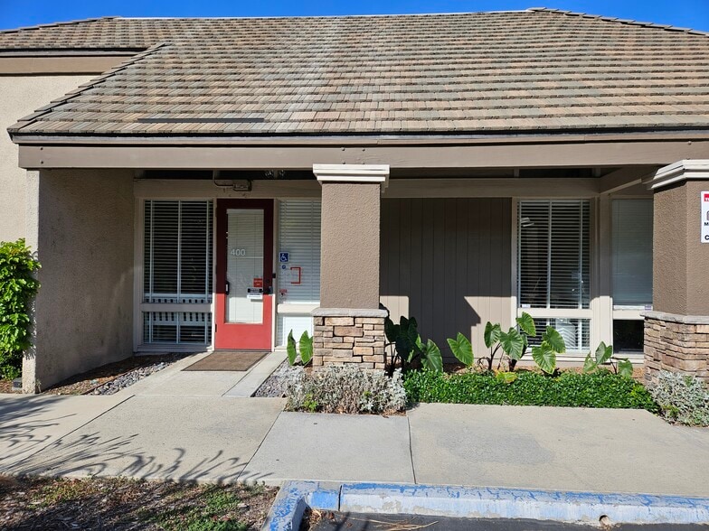 1528 Brookhollow Dr, Santa Ana, CA à vendre - Photo du bâtiment - Image 2 de 10