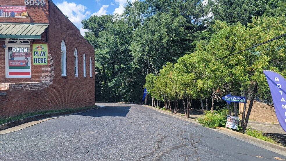 6099 Buford Hwy, Norcross, GA à vendre - Photo du bâtiment - Image 3 de 7