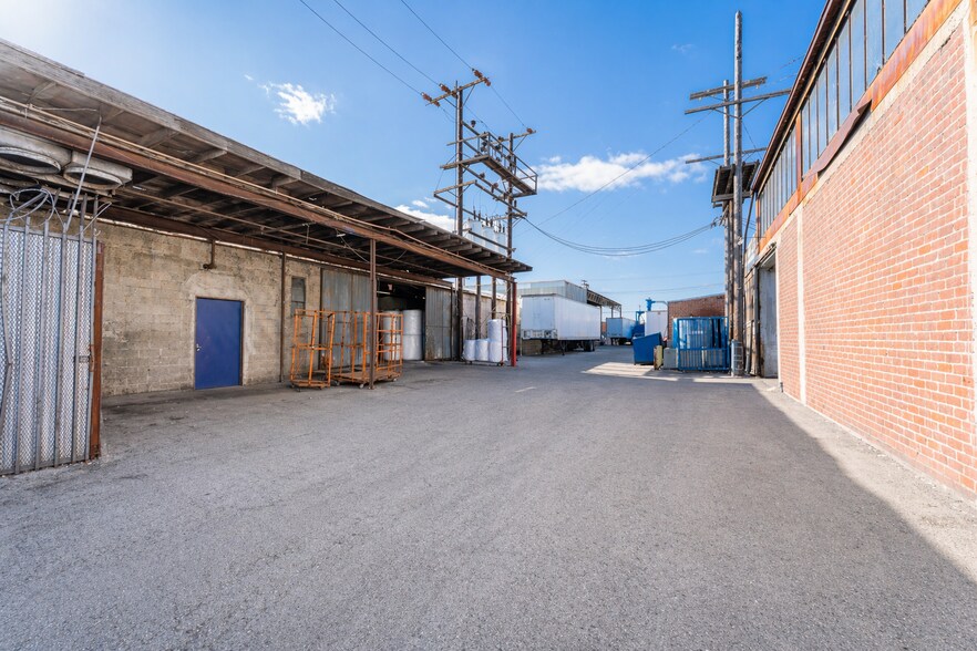 830 59th St, Los Angeles, CA à vendre - Photo du bâtiment - Image 3 de 14