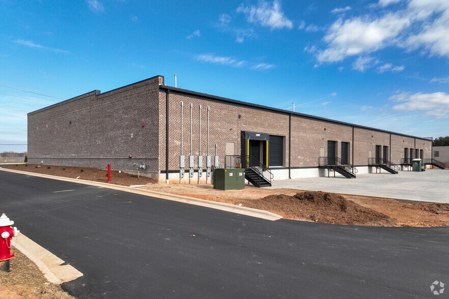 8229 Tyner Rd, Colfax, NC à louer - Photo du bâtiment - Image 2 de 13