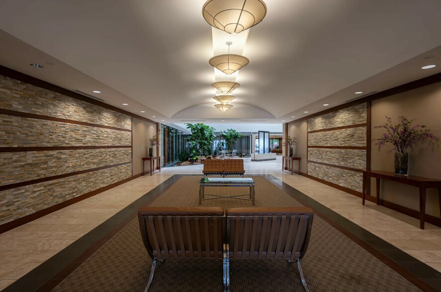 17187 N Laurel Park Dr, Livonia, MI à louer - Photo intérieure - Image 2 de 6