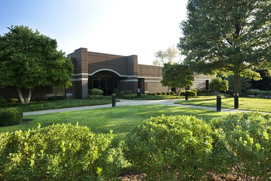 10170 Linn Station Rd, Louisville, KY for lease - Building Photo - Image 2 of 18