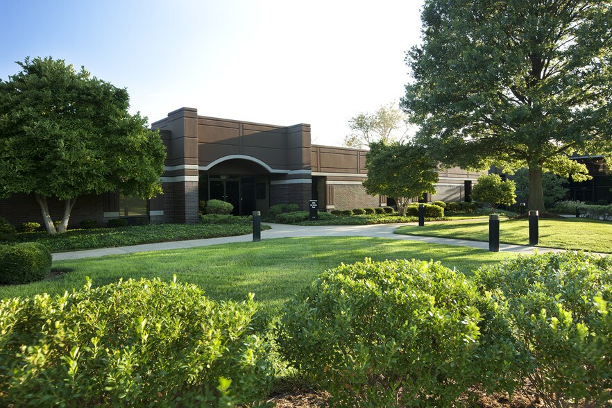 10170 Linn Station Rd, Louisville, KY à louer - Photo du bâtiment - Image 2 de 18