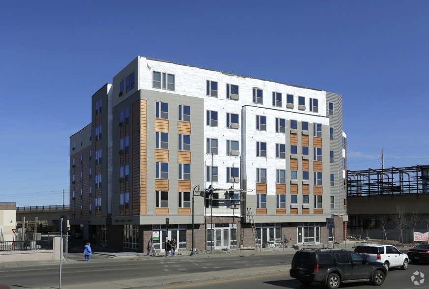 2220 E Lake St, Minneapolis, MN for lease - Building Photo - Image 3 of 25