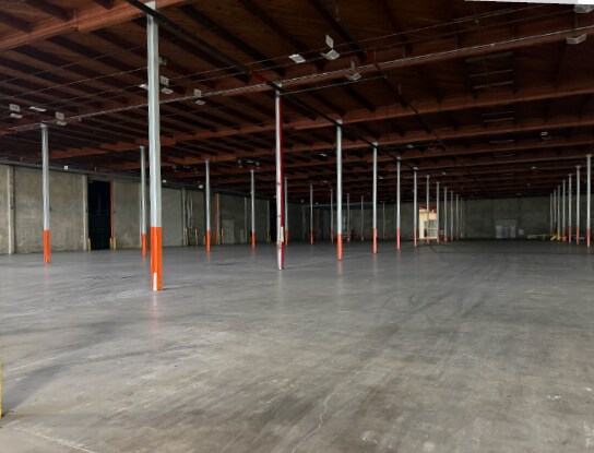 9710 NE Glass Plant Rd, Portland, OR à louer - Photo du bâtiment - Image 3 de 5
