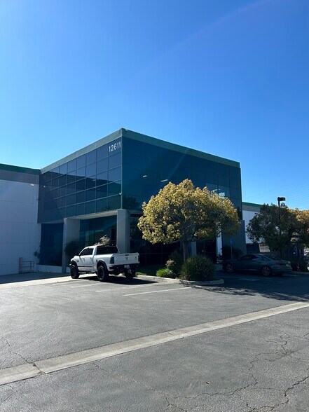 12611 Encinitas Ave, Sylmar, CA à louer - Photo du bâtiment - Image 3 de 4