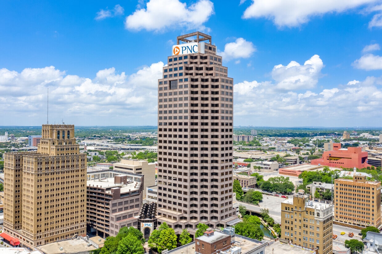 112 E Pecan St, San Antonio, TX à louer Photo du bâtiment- Image 1 de 15