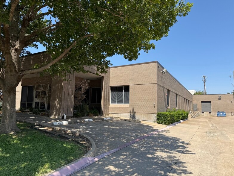 4393 Sunbelt Dr, Addison, TX for lease - Building Photo - Image 3 of 33