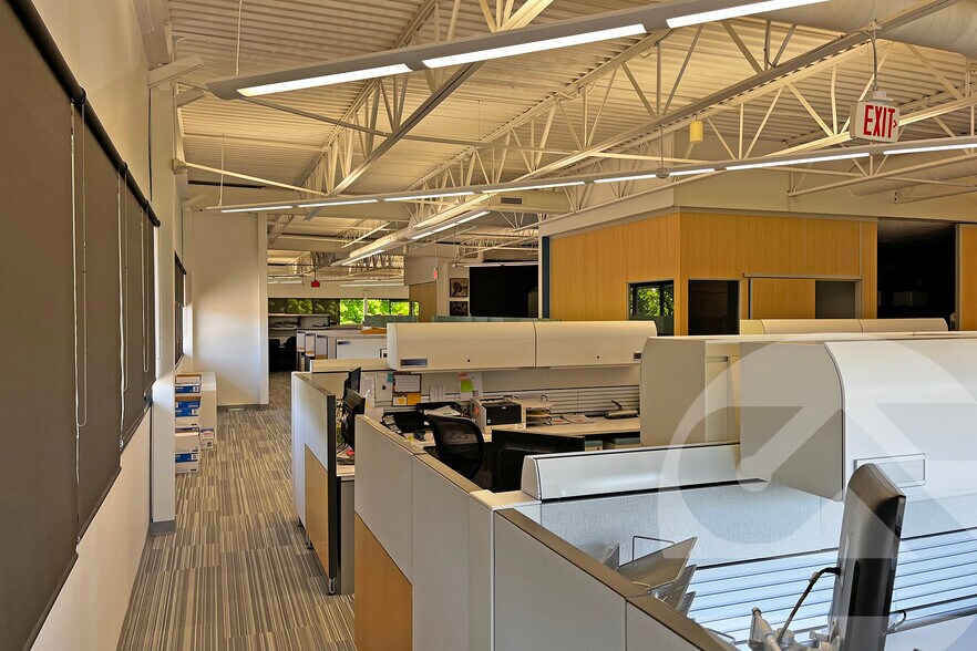 2655 E Oakley Park Rd, Commerce Township, MI for lease - Building Photo - Image 3 of 10