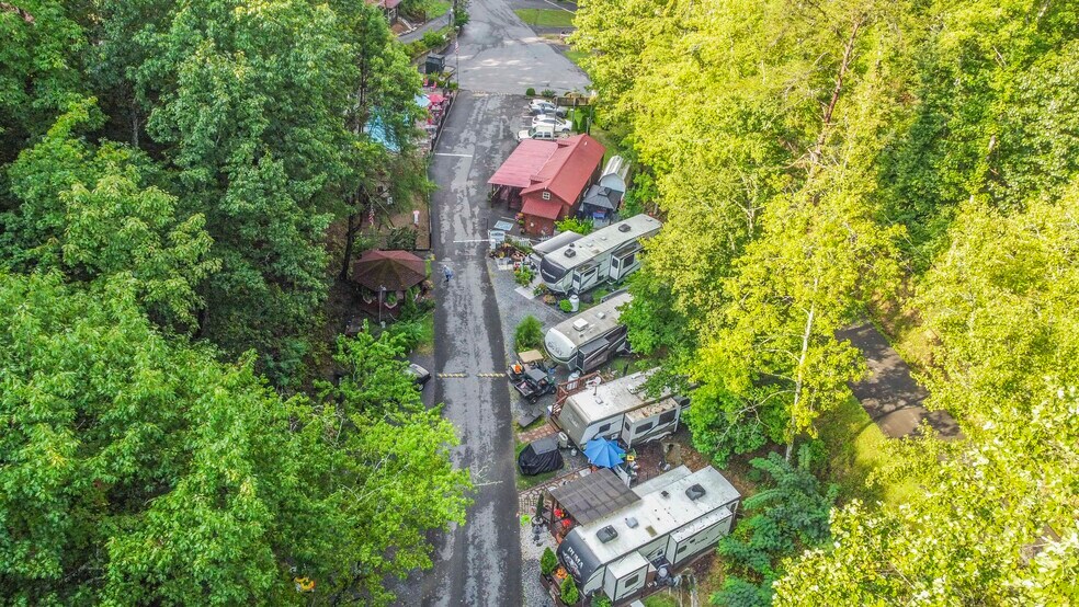 251 Spring Valley Rd, Pigeon Forge, TN à vendre - Photo du bâtiment - Image 2 de 53