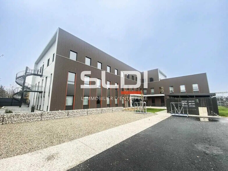 Office in Montluel for lease - Building Photo - Image 1 of 14