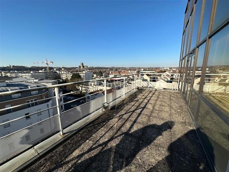 Office in Meaux for lease - Building Photo - Image 3 of 6