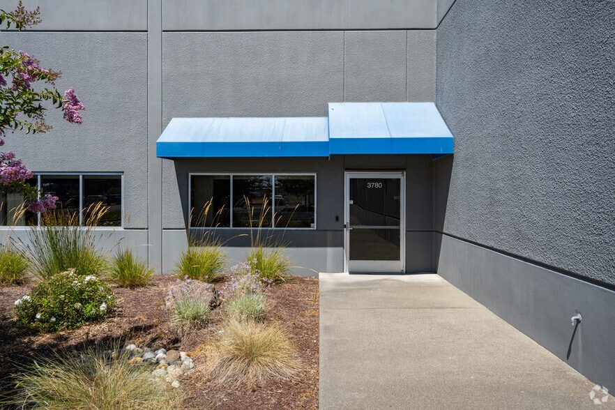 3780 Flightline Dr, Santa Rosa, CA for lease - Building Photo - Image 2 of 4