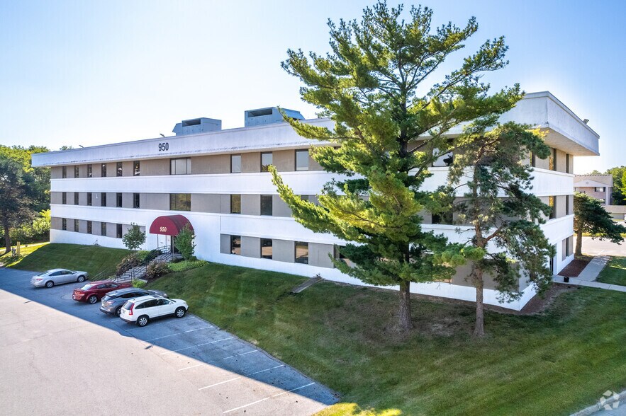 950 Office Park Rd, West Des Moines, IA à vendre - Photo du bâtiment - Image 2 de 5