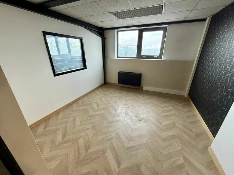 Flex in Le Thillay for lease - Interior Photo - Image 2 of 6