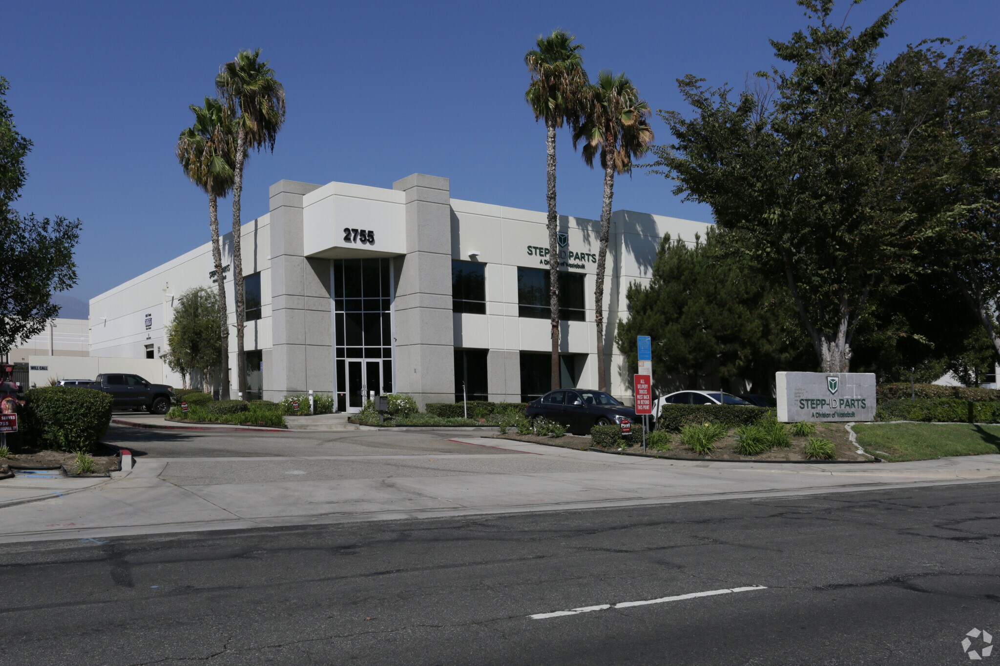 2755 E Philadelphia St, Ontario, CA à louer Photo principale- Image 1 de 5