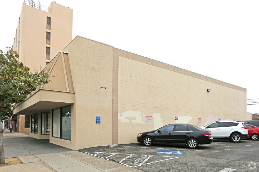 920 12th St, Modesto, CA à louer - Photo du bâtiment - Image 2 de 3