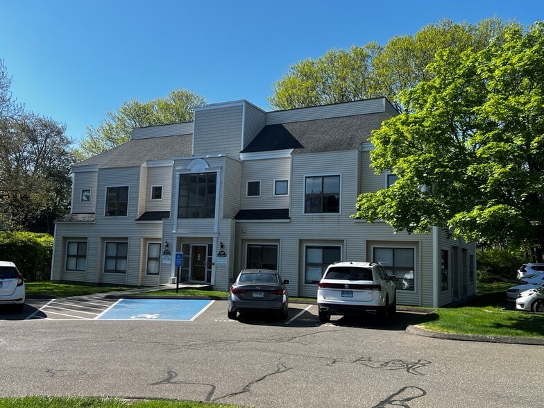 335 Highland Ave, Cheshire, CT à vendre - Photo du bâtiment - Image 1 de 10