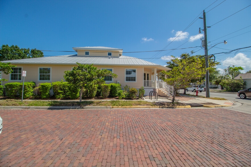 334 W Olympia Ave, Punta Gorda, FL à vendre - Photo du bâtiment - Image 2 de 27