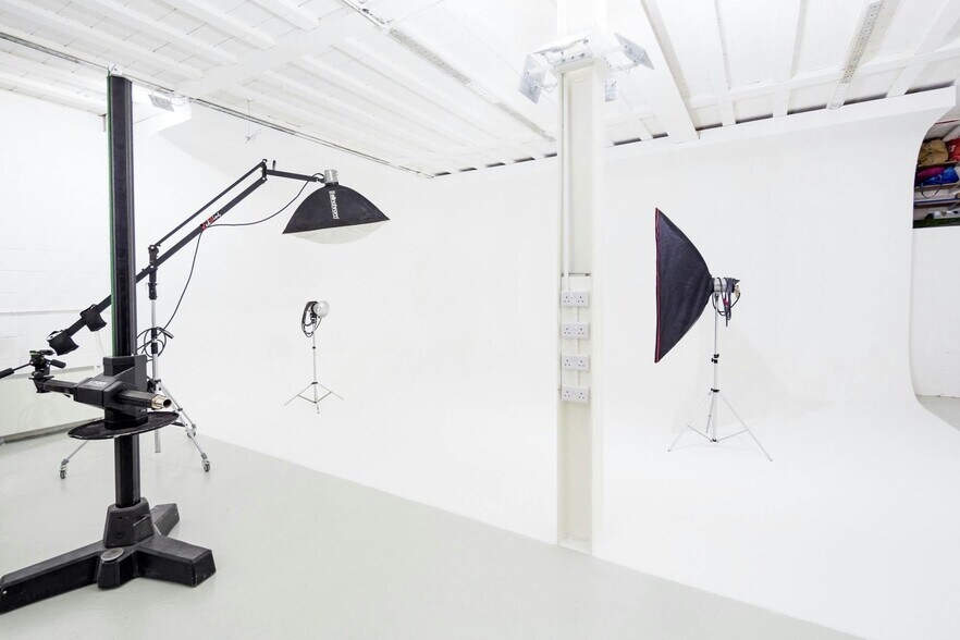 1-1A Cullen Way, London for lease - Building Photo - Image 3 of 6