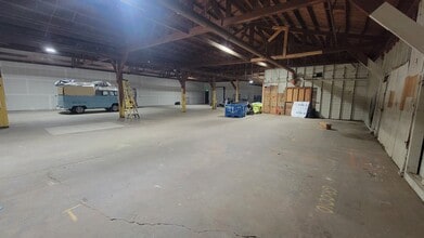 560 21st St SE, Salem, OR for lease Interior Photo- Image 2 of 13