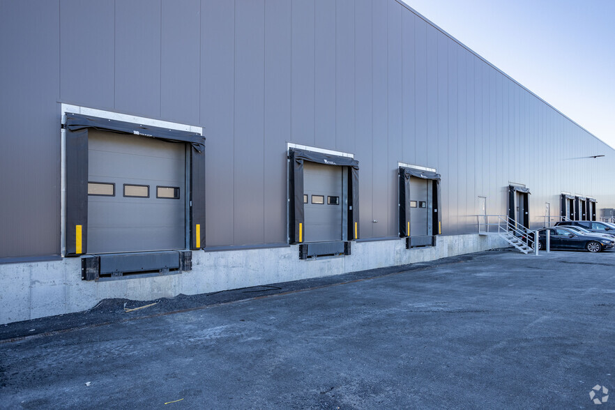 11235 Boul Métropolitain E, Montréal, QC for lease - Building Photo - Image 2 of 19