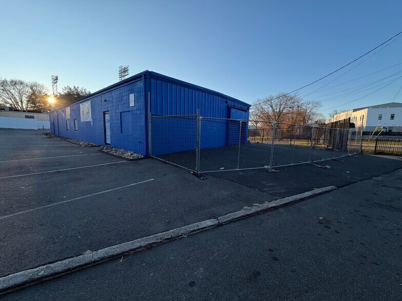 553-555 Center Street Ext, Bridgeport, CT à vendre - Photo du bâtiment - Image 2 de 22