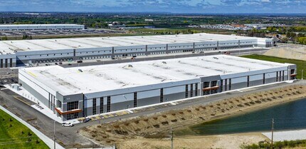 5525 Countryside Dr, Brampton, ON à louer Photo du bâtiment- Image 2 de 6