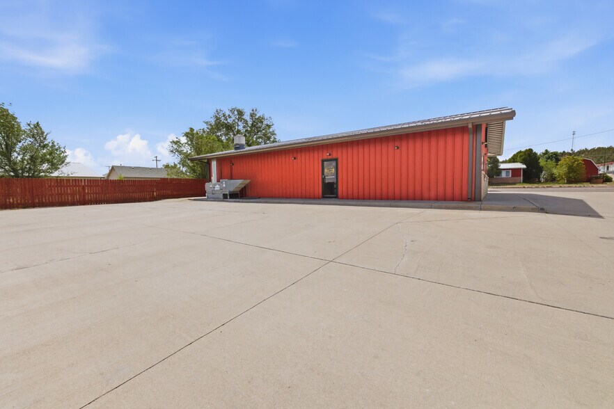 515 W 5th St, Pine Bluffs, WY à vendre - Photo du bâtiment - Image 3 de 25